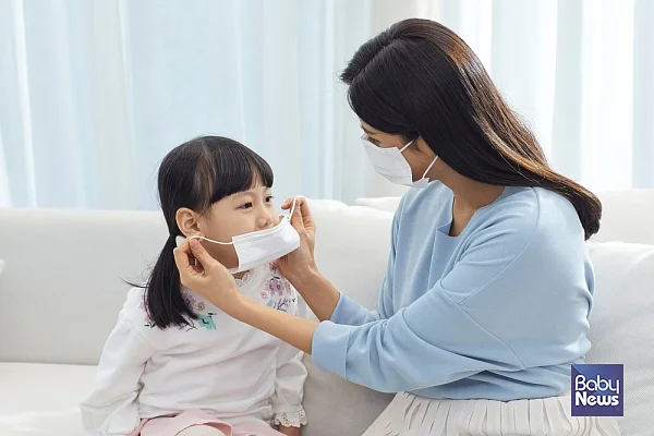 코로나19에 감염되고 증상이 심할 경우 등교하지 않는 것이 권유된다. 증상이 모두 사라진 후에 등교할 수 있다. ⓒ베이비뉴스
