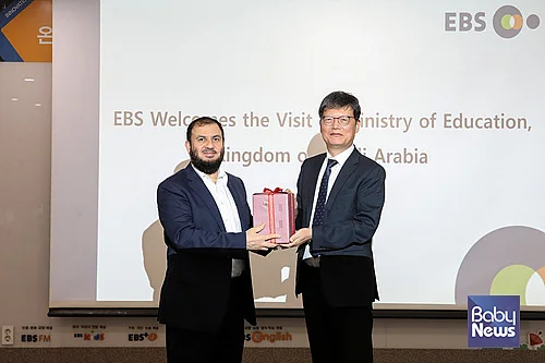 사우디아라비아 모르하프 빈 모하메드 알마다니 교육부 차관과 EBS 김유열 사장이 함께 사진 촬영을 하고 있다. ⓒEBS