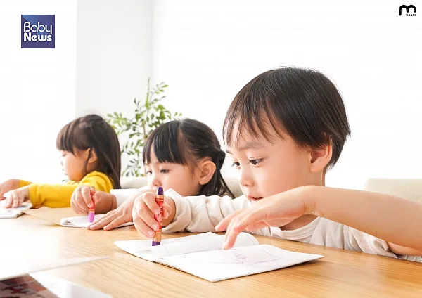 아이가 이름에 반응하지 못하였다고 해서 기회를 제공하지 않거나 대답하지 않아도 그냥 기회가 주어진다면 학습할 수 있는 기회를 활용하지 못하는 결과가 된다. ⓒ박현주