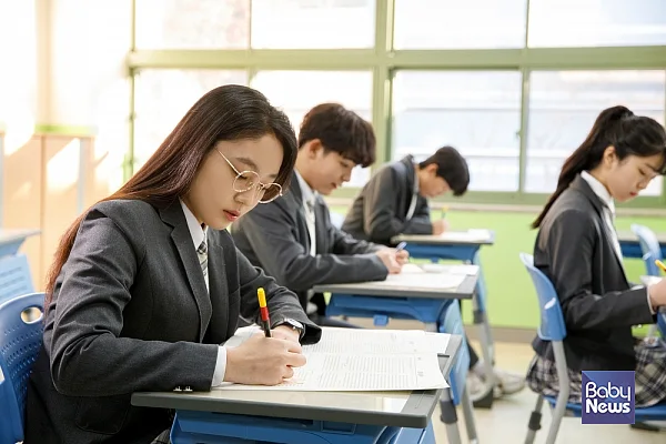 ‘남녀 청소년 HPV 백신 무료접종 사업’은 OECD 38개국 중 33개국에서 이미 시행되고 있다. 그 중 28개국은 9가 백신 접종을 지원하고 있다. 하지만 우리나라는 여전히 여성 청소년 및 저소득층 여성에 한하여 2가 또는 4가 백신을 지원하고 있다. 이는 멕시코와 코스타리카 정도의 지원 수준이다.?ⓒ베이비뉴스