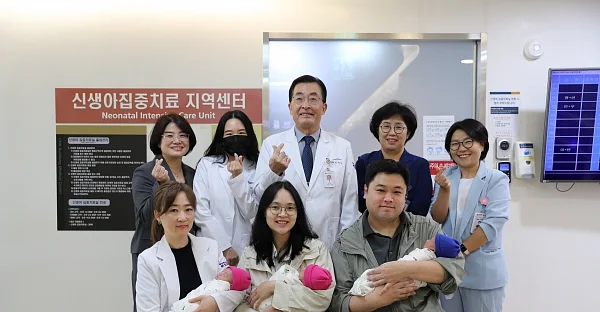 분당차병원에서 세쌍둥이를 임신하고 출산한 조예나 씨 부부가 아이들과 함께 건강히 퇴원했다. ⓒ차병원