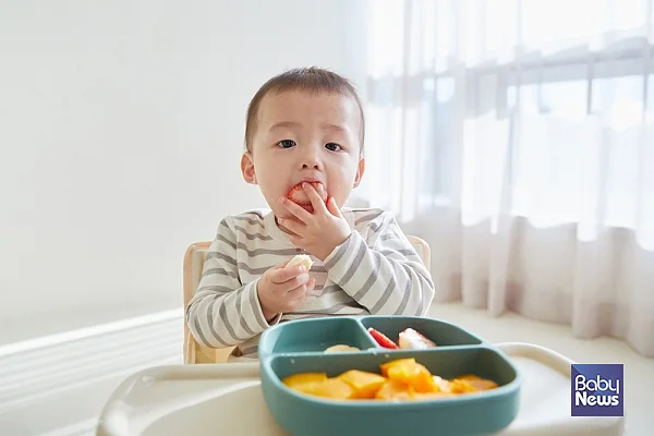 밥 먹을 때 가만히 있지 못하는 17개월 아이. ⓒ마인드카페