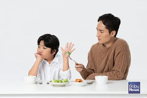 밥 잘 안 먹는 7살 아이. ⓒ마인드카페