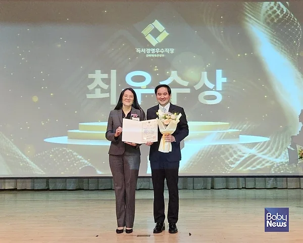 ▲퍼시스홀딩스 김영규 부사장이 제11회 독서경영 우수 직장 인증 최우수상을 수상했다. ⓒ퍼시스그룹