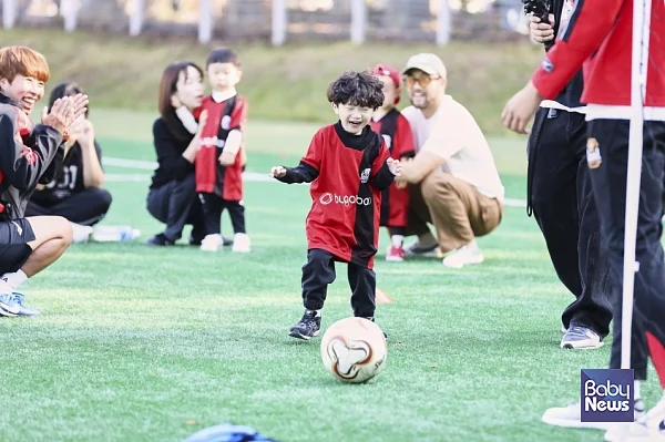 네덜란드 프리미엄 육아솔루션 브랜드 부가부(Bugaboo)는 어린이 동반 가족의 외출을 응원하고자 11월 2일과 10일, FC서울의 홈 구장인 상암 월드컵 경기장으로 80여 명의 가족들을 초청해 특별한 경험을 선사했다고 밝혔다. ⓒ부가부