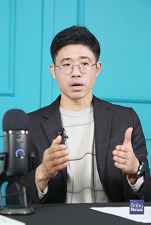 시청자들의 실시간 질문에 답변하는 원민우 교수. 소장섭 기자 ⓒ베이비뉴스