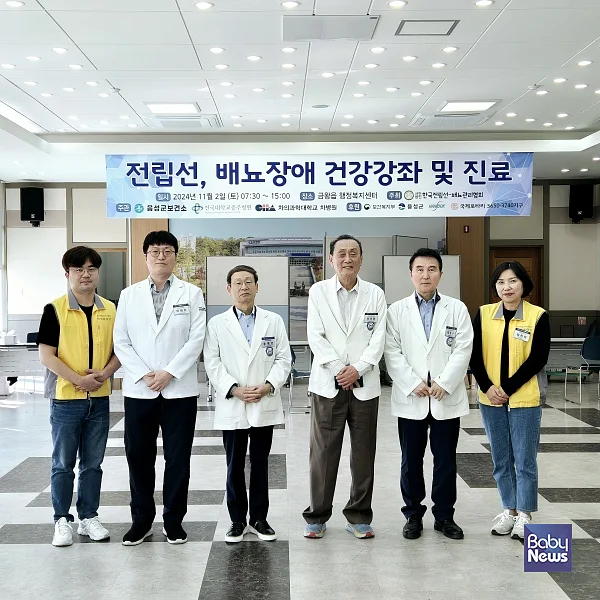 (사진 왼쪽 세번째부터) 일산차병원 송재만 원장, 강남차병원 권성원 교수, 분당차병원 박동수 교수, 강남차병원 이태호 교수(사진 왼쪽 두번째)와 강남차병원 허요한 간호사(사진 왼쪽 첫번째), 일산차병원 황현희 수간호사가 무료 진료 후 기념촬영을 하고 있다. ⓒ차병원