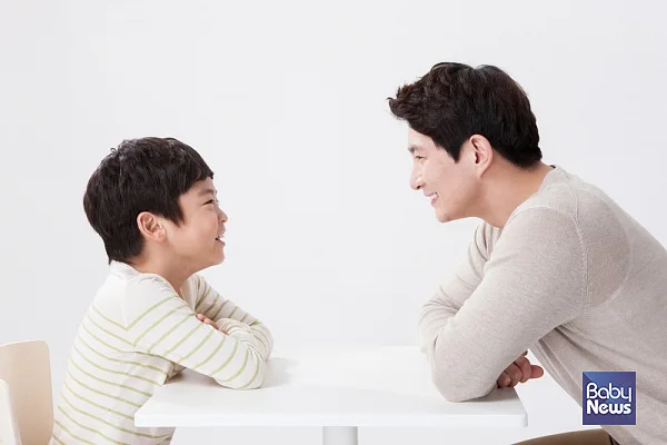‘나이 많은 친구’가 아니라 진정한?‘친구 같은 아빠’가 되기 위해서 다정함과 단호함이 적절한 조화를 이루는 ‘민주적 양육태도’를 유지할 수 있도록 노력, 또 노력해야 하겠다. ⓒ베이비뉴스