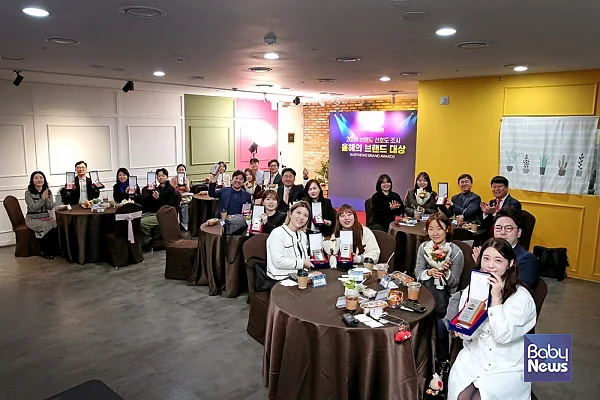 2024 브랜드 선호도조사 올해의 브랜드대상 수상자들이 상패와 꽃다발을 들고 기념촬영을 하고 있다. 이효상 기자 ⓒ베이비뉴스