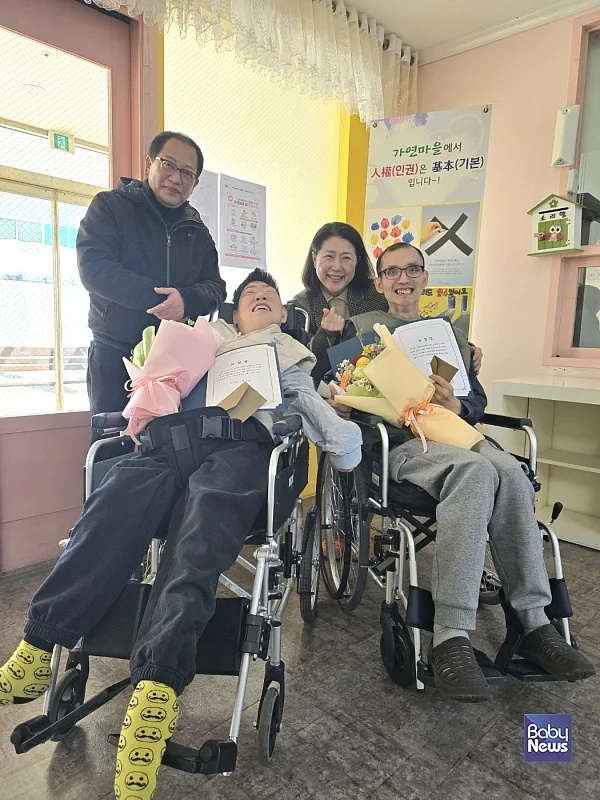 전기환(왼쪽 아래), 김대경(오른쪽 아래) 기자가 최우수기사상을 받고 활짝 웃고 있다. 22일 가연마을에서 진행된 시상식에는 휴먼에이드 김동현(왼쪽 위) 대표와 고명경 팀장이 참석했다. ⓒ휴먼에이드 