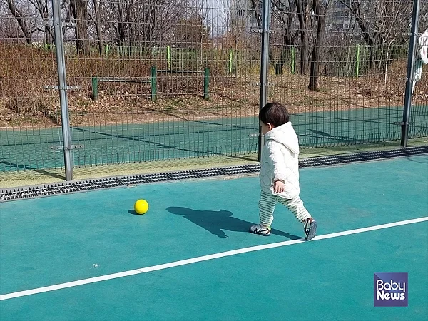 새로운 동작을 반복적으로 연습하며 성공을 경험한 영아는 성취감을 느끼고 자신감을 형성한다. ⓒ김영명
