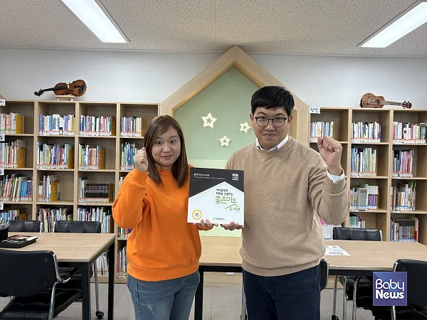18일(화), 굿네이버스 경기화성지부(지부장 강은영)는 화성시 안녕동에 위치한 별하 작은도서관(관장 김시영)과 함께 좋은이웃도서관 현판 전달식을 진행했다. 사진은 현판 전달식을 진행하는 모습. 왼쪽부터 김시영 관장, 김경한 팀장. ⓒ굿네이버스 경기화성지부