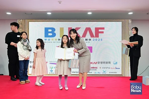 강윤서 작가가 비카프가 뽑은 아트리더스로 선정됐다. 이영애 비카프 대표와 기념촬영을 하고 있는 모습. 소장섭 기자 ⓒ베이비뉴스