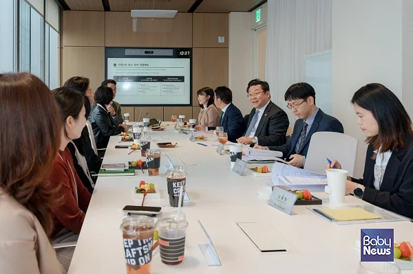 저출산고령사회위원회가 아이 낳으면 1억을 지원한다는 크래프톤을 방문했다. ⓒ저출산고령사회위원회
