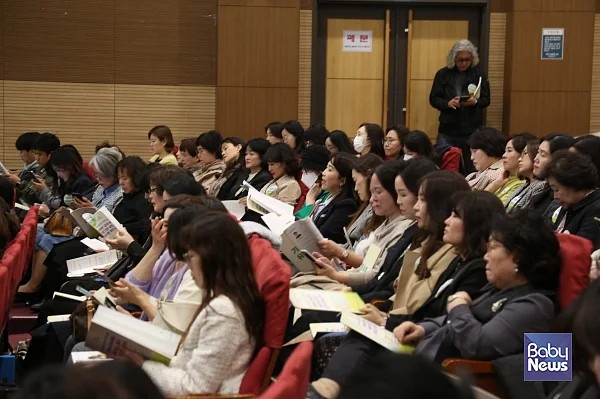 16일 오후 2시, 국회의원회관 대회의실에서 열린 ‘영유아 교육·보육 통합기관 설립 및 운영기준 방안 모색’ 유보통합 관련 연구용역 결과 설명회에서 보육 관계자들이 공병호 교수의 연구 발표를 경청하고 있다. 소장섭 기자 ⓒ베이비뉴스