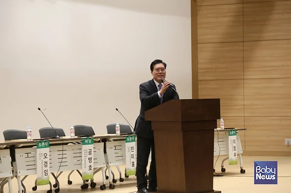 16일 오후 2시, 국회의원회관 대회의실에서 열린 ‘영유아 교육·보육 통합기관 설립 및 운영기준 방안 모색’ 유보통합 관련 연구용역 결과 설명회에서 국회 법제사법위원회 소속 국민의힘 송석준 국회의원이 축사를 전하고 있다.?소장섭 기자 ⓒ베이비뉴스
