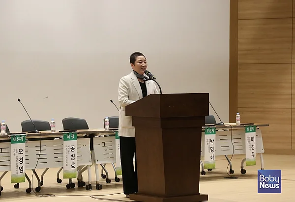 16일 오후 2시, 국회의원회관 대회의실에서 열린 ‘영유아 교육·보육 통합기관 설립 및 운영기준 방안 모색’ 유보통합 관련 연구용역 결과 설명회에서 국회 보건복위원회 소속 전진숙 더불어민주당 국회의원(더불어민주당 보육특별위원장)이 축사를 전하고 있다.?소장섭 기자 ⓒ베이비뉴스