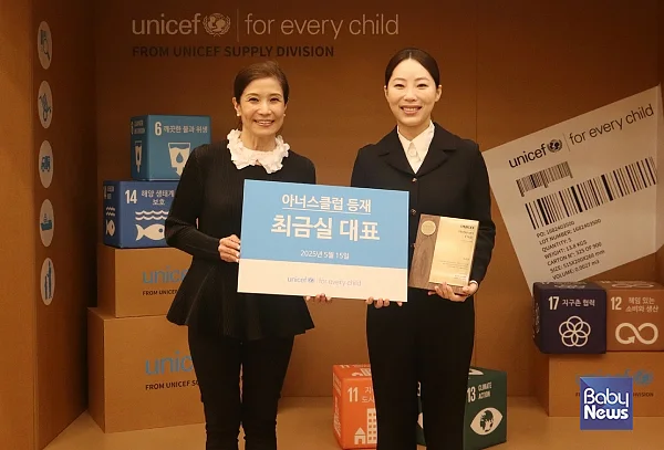 유니세프 아너스클럽 가입식에서 함께한 유니세프 한국위원회 조미진 사무총장(왼쪽)와 핑크원더 최금실 대표(오른쪽). ⓒ유니세프 한국위원회