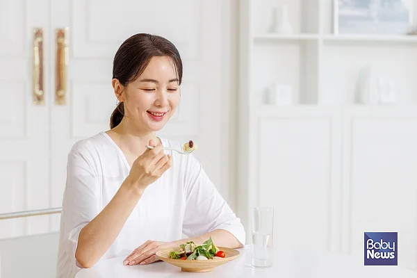 가장 대표적인 간헐적 단식의 방법은 하루 24시간 중 8시간 안에 식사를 마치고 16시간 동안 공복 상태를 유지하는 것이다. ⓒ베이비뉴스