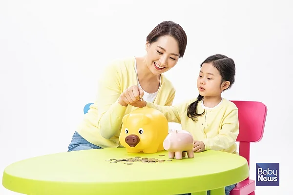 우리가 아이에게 경제교육을 시작할 때, 가장 먼저 점검해야 할 것은 아이가 ‘돈'에 대해 어떠한 감정을 갖느냐이다. ⓒ베이비뉴스