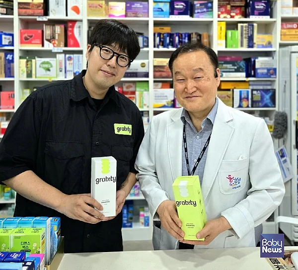 부천 제일큰약국 지문철 약사와 그래비티 관계자가 포즈를 취하고 있다. ⓒ폴리페놀 팩토리