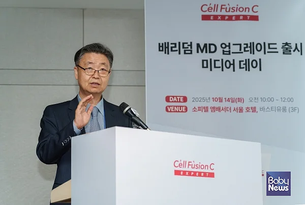 원주세브란스기독병원 피부과 최응호 교수가 14일 서울 송파구 소피텔 앰배서더 서울 호텔에서 열린 ‘셀퓨전씨 엑스퍼트 배리덤 MD 업그레이드 출시 미디어 데이’에서 ‘약산성 피부 유지가 건강한 피부장벽을 위해 중요한 이유’을 주제로 발표하고 있다. ⓒ씨엠에스랩