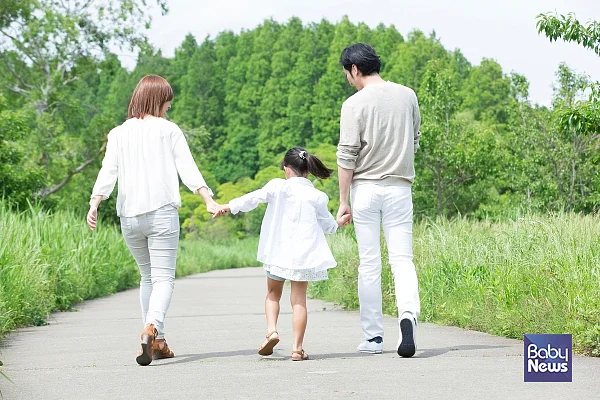 만일 아이가 특별한 이유 없이 오래 걷기를 힘들어하거나 아침에 관절이 뻣뻣하다고 호소하면?‘소아 류마티스 관절염(Juvenile Rheumatoid Arthritis)’을 의심해 봐야 한다. ⓒ베이비뉴스