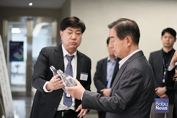 5일 삼양디스커버리센터에서 열린 ‘삼양 이노베이션 R&D 페어 2025’에서 삼양홀딩스 김윤 회장이 전시 과제를 살펴보고 있다.?ⓒ삼양그룹