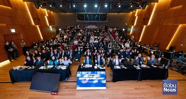 ‘2025 기업사회공헌 컨퍼런스’ 참석자들이 단체사진을 촬영하고 있다. (1열 왼쪽부터) 김소영 사랑의열매 나눔문화연구소 연구위원, 노진선 사랑의열매 나눔문화연구소장, 김은미 유한양행 부장, 김경희 사랑의열매 사회공헌본부장, 김병준 사랑의열매 회장, 이재열 서울대 사회학과 교수, 신현상 한양대 경영대학 교수, 신재민 현대차그룹 팀장, 선석근 신한금융그룹 부부장. ⓒ사랑의열매