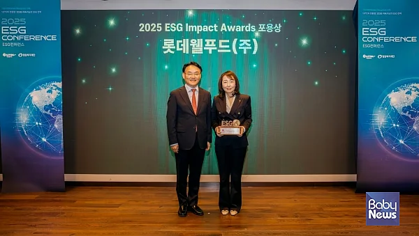기념촬영을 하고 있는 신민정 롯데웰푸드 IMC팀장(사진 우측)과 김윤곤 더나은미래 대표(사진 좌측).?ⓒ롯데웰푸드