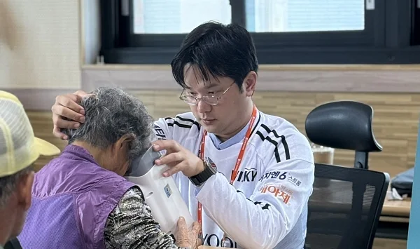 홍천군 주민이 ‘위스키’와 ‘옵티나’를 통해 안저검진을 받고 있다.?ⓒ대웅제약