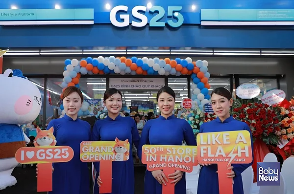 GS25 베트남 하노이 50호점에서 모델들이 기념 사진을 촬영하고 있다. ⓒGS25