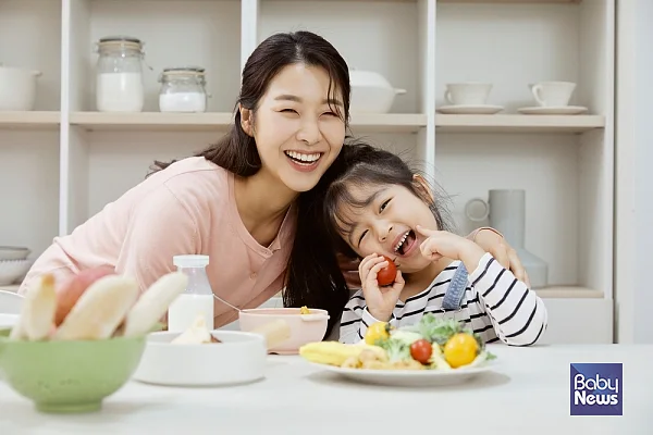 아이는 엄마와의 놀이를 통해서 기쁨과 만족을 얻고, 동시에 내 마음대로 되지 않아 실망하고 좌절하면서, 안 되는 것도 있다는 것을 알아간다. ⓒ베이비뉴스