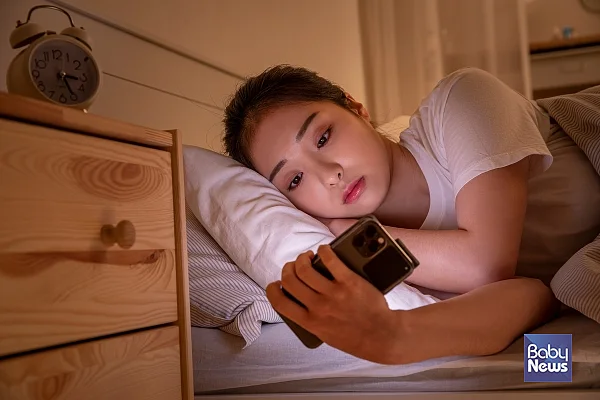 휴식을 취할 때도 스마트폰이나 티브이를 켜고 자극적인 영상만 들여다보는 이들도 많습니다. 이는 휴식이 아니라, 그저 눈과 머리를 더욱 혹사시킬 뿐이다. ⓒ베이비뉴스