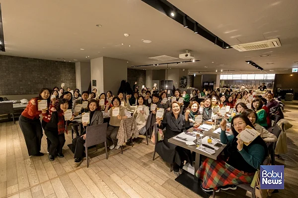 (사)서울시가정어린이집연합회 2025년 송년회 기념촬영 모습. ⓒ(사)서울시가정어린이집연합회