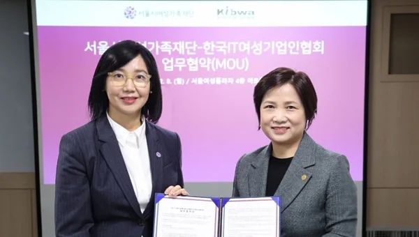 좌부터 박정숙 서울시여성가족재단 대표이사, 김덕재 한국IT여성기업인협회 회장. ⓒ서울시여성가족재단