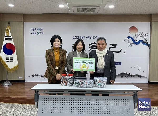 율천동장, 경인교육센터장, 율천동 지역사회보장협의체 위원장이 기념촬영을 하고 있다. ⓒ한국보건복지인재원