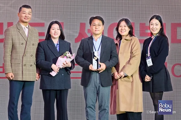 ‘2025 대한민국 디지털 광고 대상’ 시상식에서 수상 후 사진촬영을 하고 있다.?ⓒ세이브더칠드런