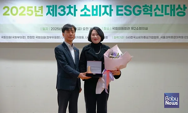 샘표가 19일 서울 영등포구 국회의원회관에서 열린 ‘2025 소비자 ESG 혁신대상’에서 사회민주당 한창민 국회의원과 샘표 심선애 이사가 기념 촬영을 하고 있다.?ⓒ샘표