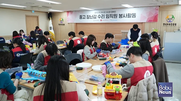 12월 17일, 한국보육진흥원과 롯데글로벌로지스 임직원 30명이 봉사활동 후 기념촬영을 하고 있다. ⓒ한국보육진흥원