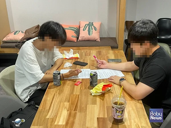 2025년 7월, 초록우산 영등포종합사회복지관에서 이주배경아동이 학습 멘토링에 참여하고 있다. ⓒ초록우산
