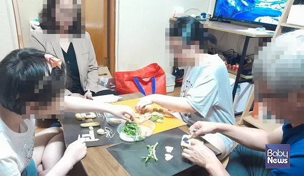 2025년 7월, 이주배경 가정이 방문형 가족기능강화 프로그램에 참여하고 있다. ⓒ초록우산