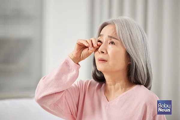 눈곱의 색과 모양 변화는 결막염·안구건조증·안검염 등 눈 질환의 신호일 수 있어 세심한 관찰과 필요 시 진료가 중요하다. ⓒ베이비뉴스