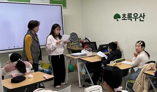 초록우산 시흥다어울림아동센터 한국어 수업에서 이주배경 아동이 발표하는 모습. ⓒ초록우산