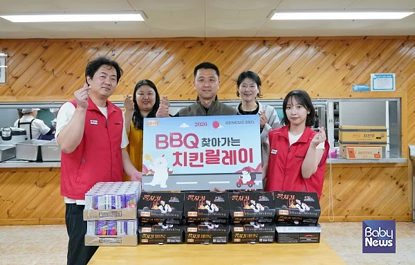 BBQ가 장애인의 날을 맞아 중증장애인 보호시설 ‘엘리엘동산’에 치킨 100인분을 전달하며 따뜻한 나눔을 실천했다.?ⓒBBQ