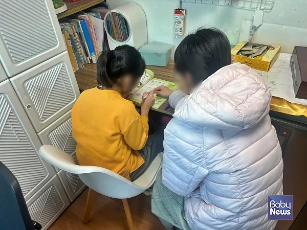 조연수(가명) 아동이 가정에서 동생의 학교 숙제를 도와주고 있다. ⓒ초록우산