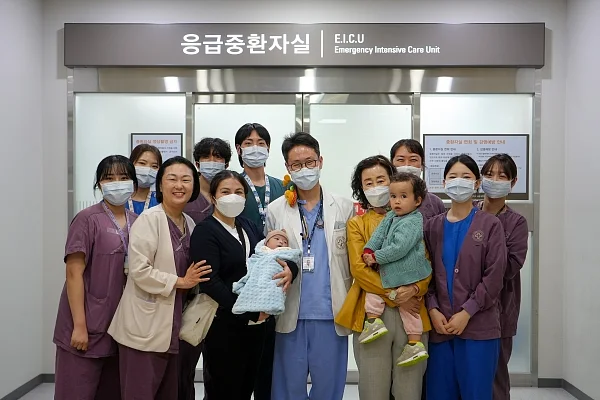 해운대백병원, 환아 예준 퇴원 기념 사진.