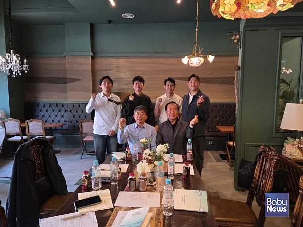 지난 10일 로타리학교는 서울 강남구 신사동 소재 디저트 카페 ‘빠트 신사역점’에서 ‘제 9차 로타리 학교 수업’을 개최했다. 이날 참석자들은 ‘불(火)과 물(水)’이란 주제를 놓고 ‘외유내강(外柔內剛)과 자리이타(自利利他)’ 그리고 ‘Man Building과 Human Forest(인간 숲)’이란 철학에 빗대어 이야기를 나눴다. 사진은 제9차 수업을 마치고 기념촬영을 하고 있는 로타리학교 참석자들(앞줄 왼쪽부터 시계반대방향). 박종강 로터리학교 운영자(변호사), 전재웅 웅비산업 대표, 김윤태 구해드림 대표, 최민준 명지테크 대표, 김호성 지성이엔시 대표, 전승환 삼성휀스 대표. ⓒGGN