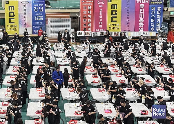 지난 9일 용인 명지대학교 체육관에서 열린 (사)한국메이크업전문가직업교류협회 주최, (주)이투바이오 메인 후원의 ‘제12회 아시아美페스티벌 뷰티 아티스트 컨테스트’ 현장 전경. ⓒ(주)이투바이오
