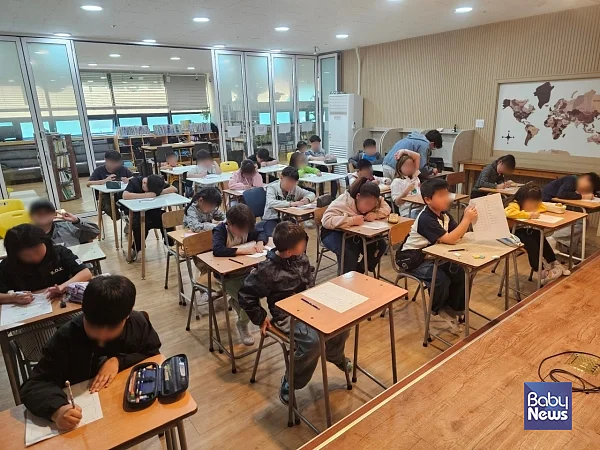 한국어 월말평가를 진행중인 서평택다이룸센터 이주배경청소년 아이들. ⓒ초록우산